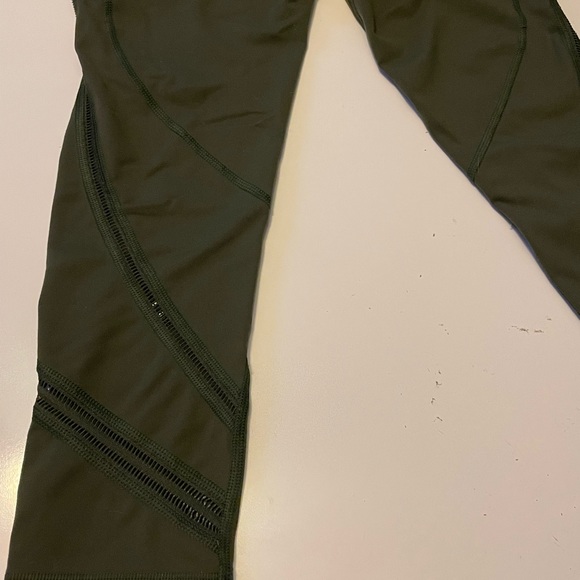VS Victoria’s Secret Victorias Sport Olive Green Capri Leggings side pockets XS - Picture 5 of 9